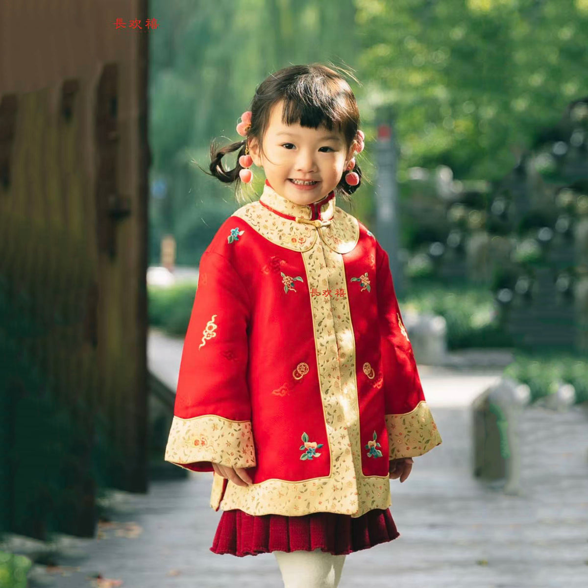Blouson brodé rouge « Bairui Blossom » pour fille
