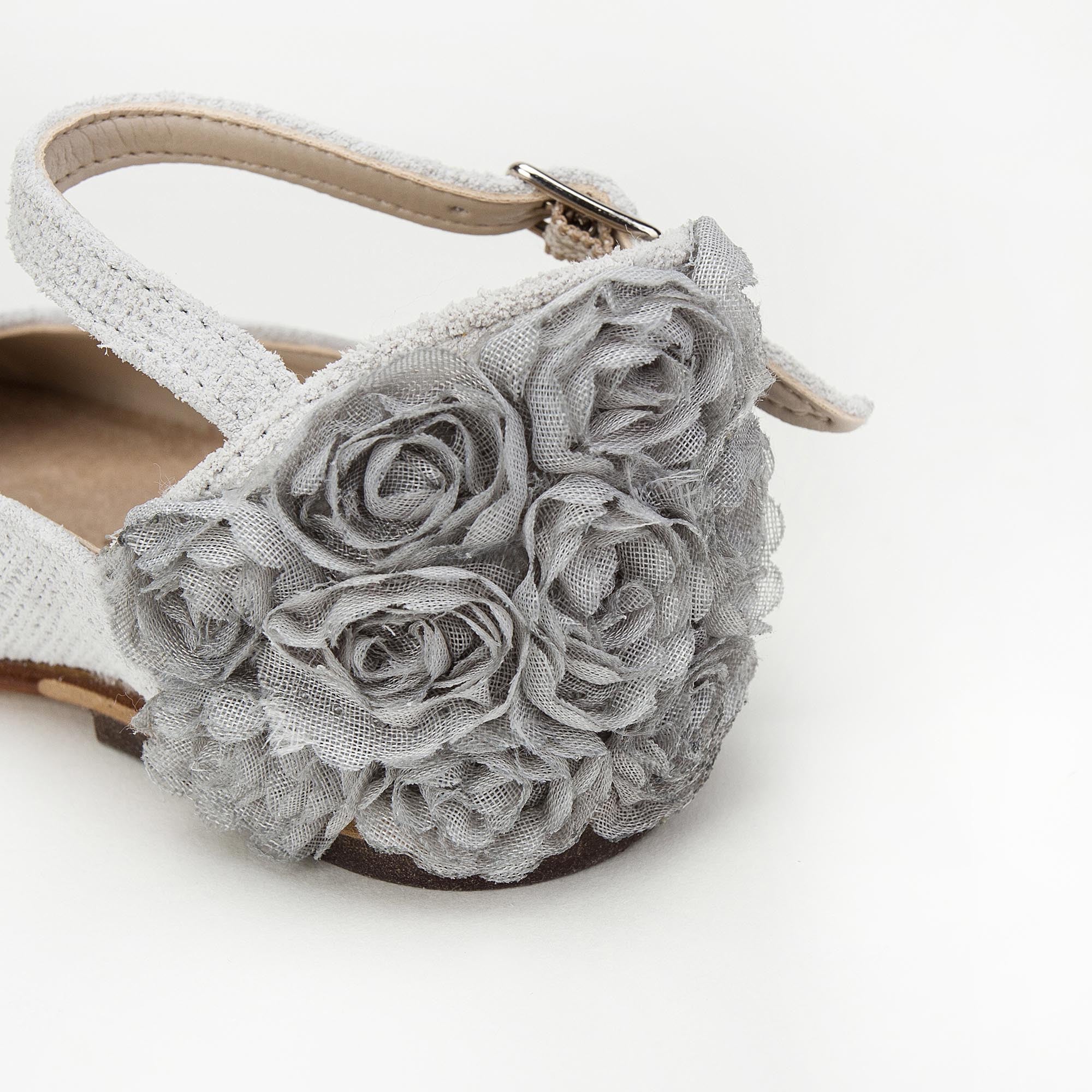Ballerines grises en cuir à talons avec fleurs en mousseline pour fille