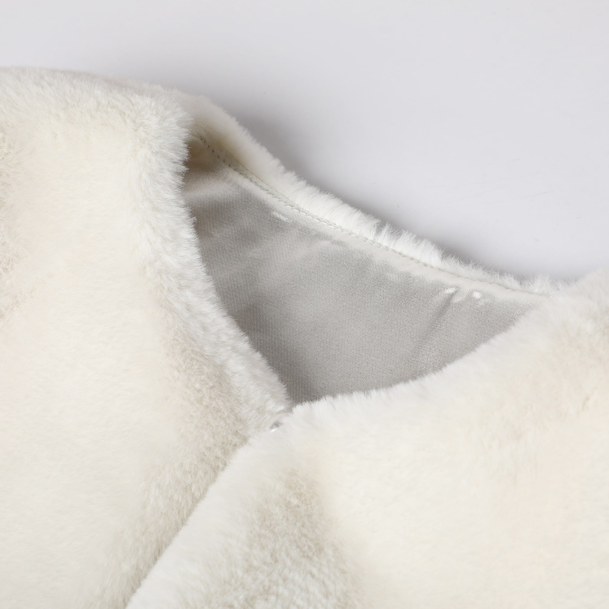 女童白色毛绒背心