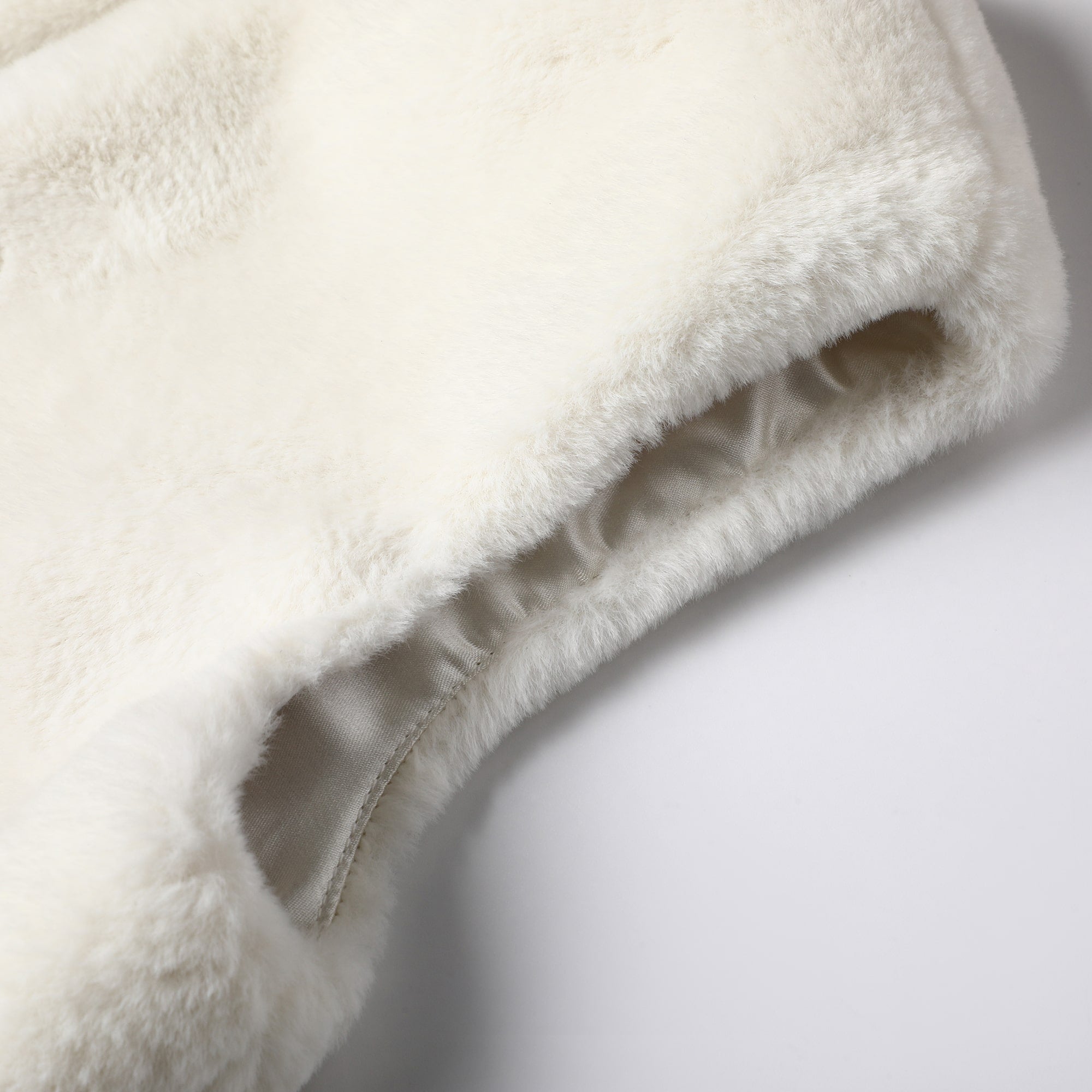 女童白色毛绒背心