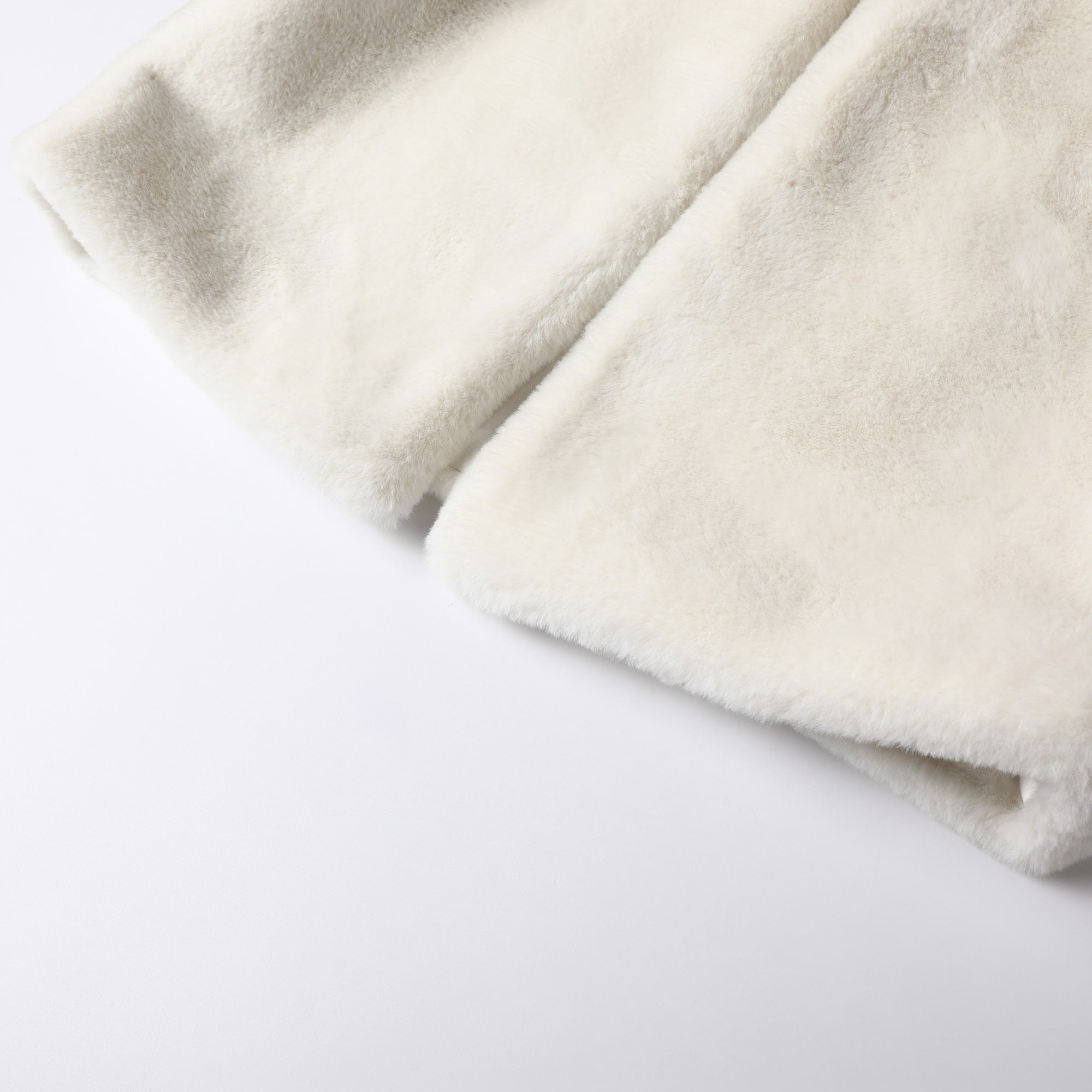 女童白色毛绒背心