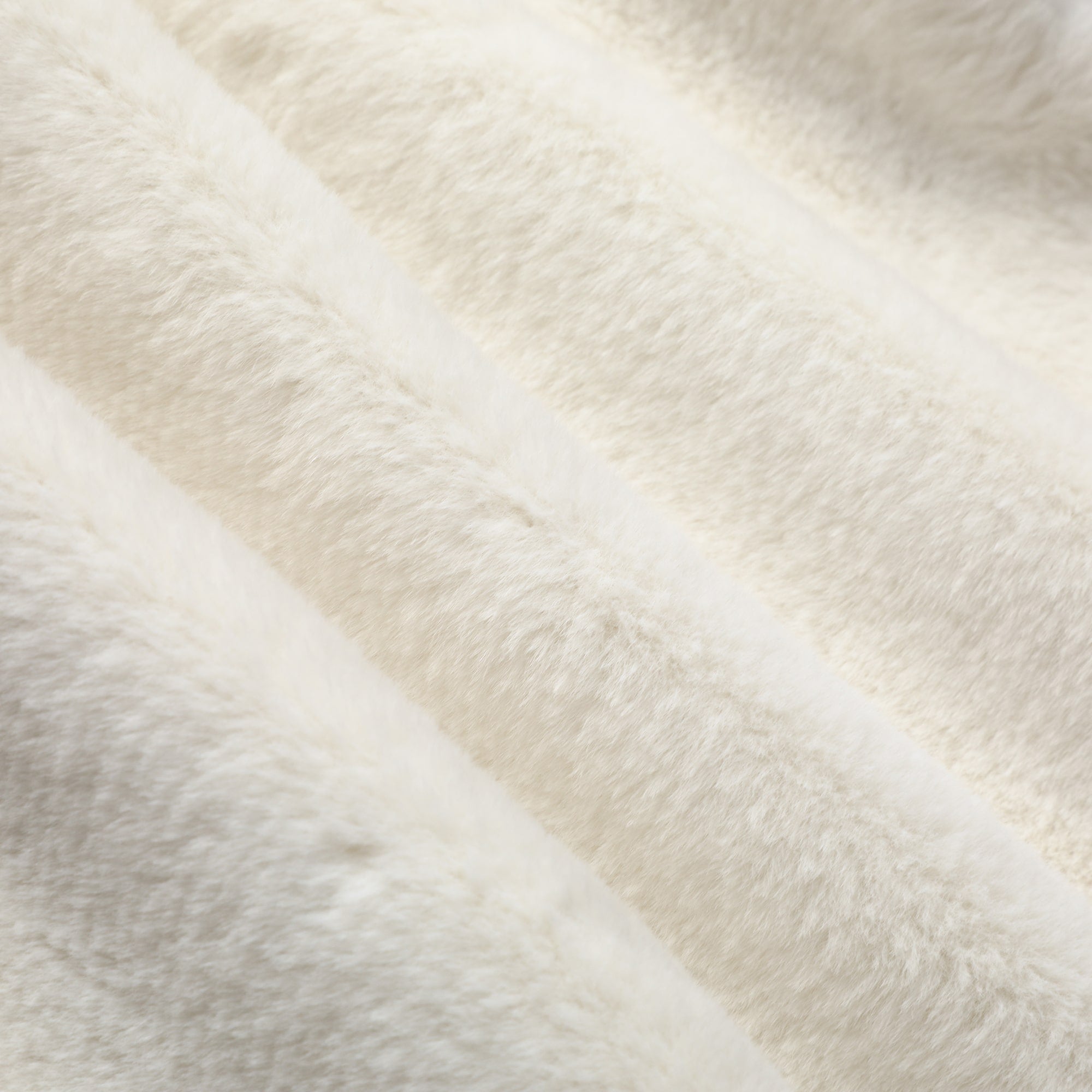 女童白色毛绒背心