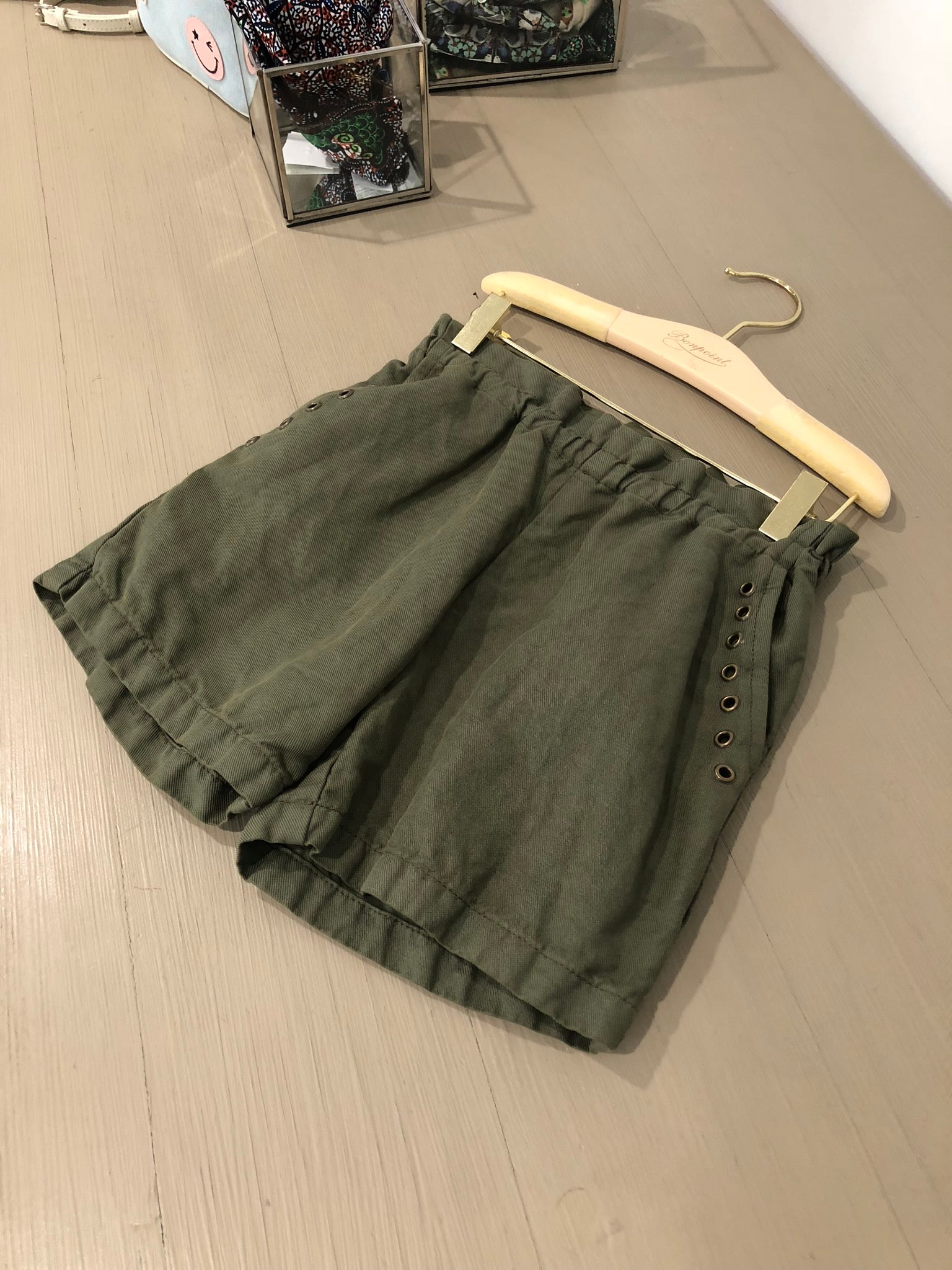 女童军绿色短裤
