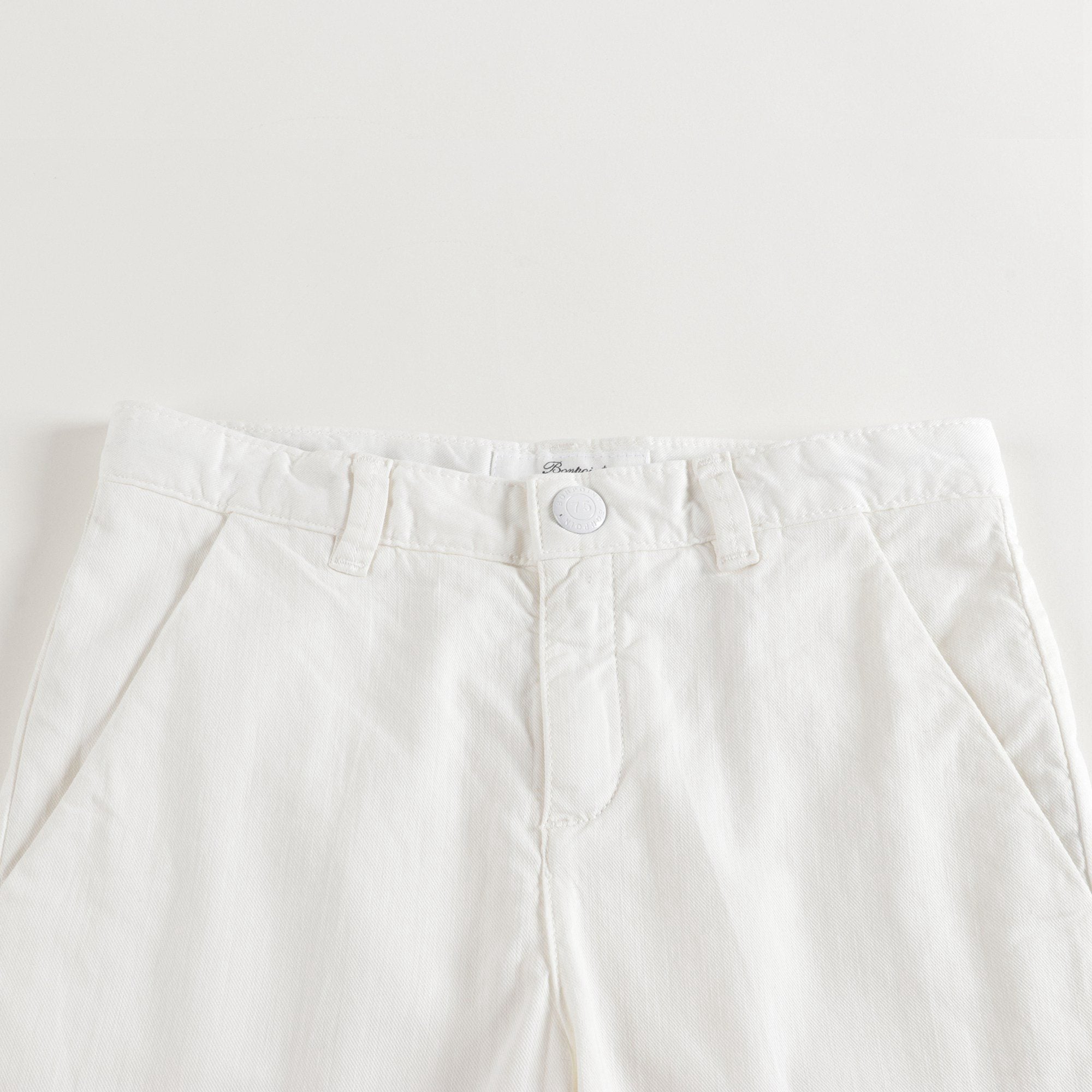男童白色短裤