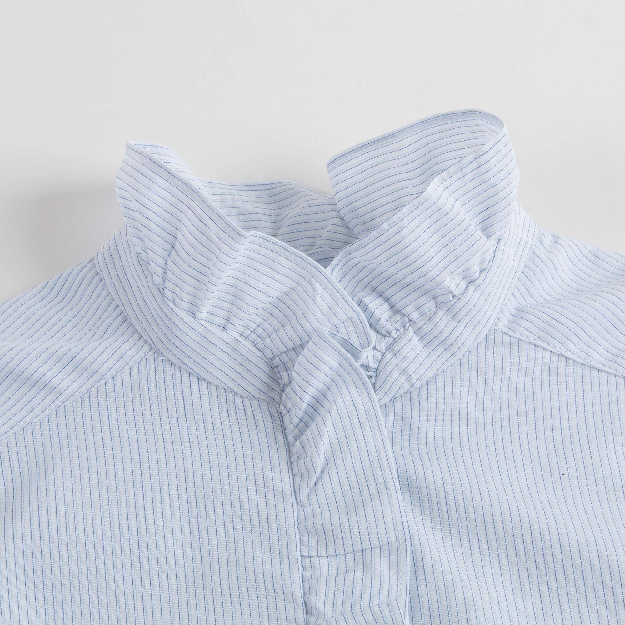 女童浅蓝色衬衫