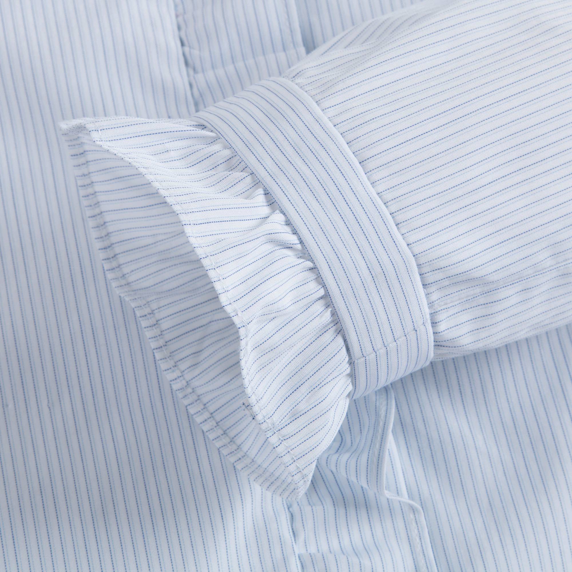 女童浅蓝色衬衫