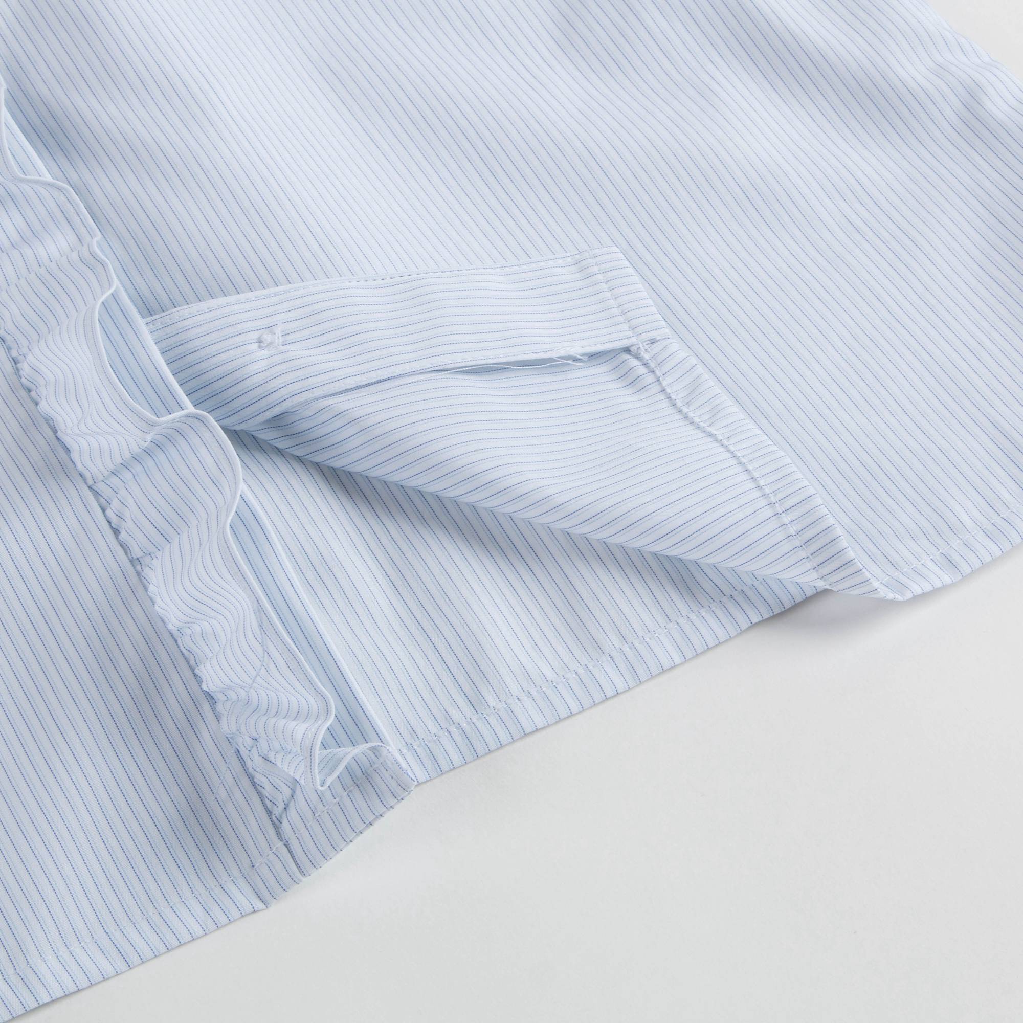 女童浅蓝色衬衫