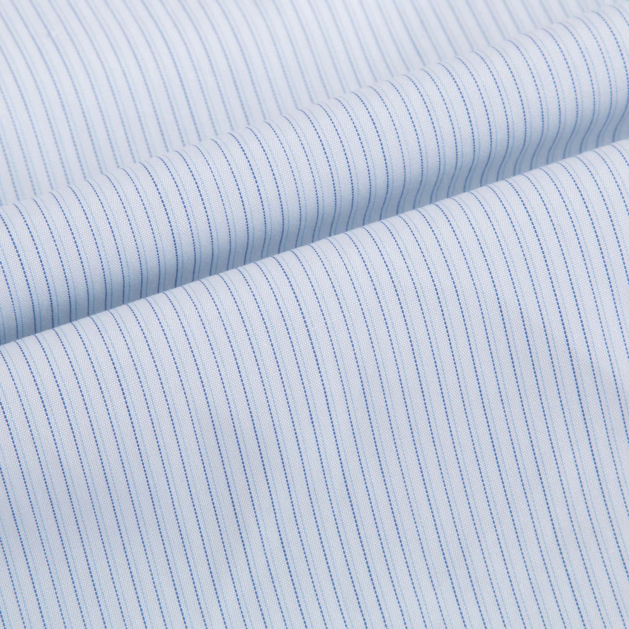 女童浅蓝色衬衫