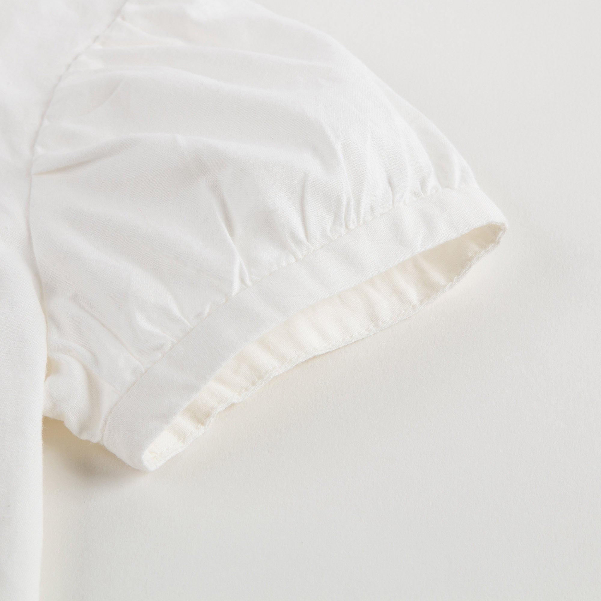 女大童白色蕾丝边衬衫