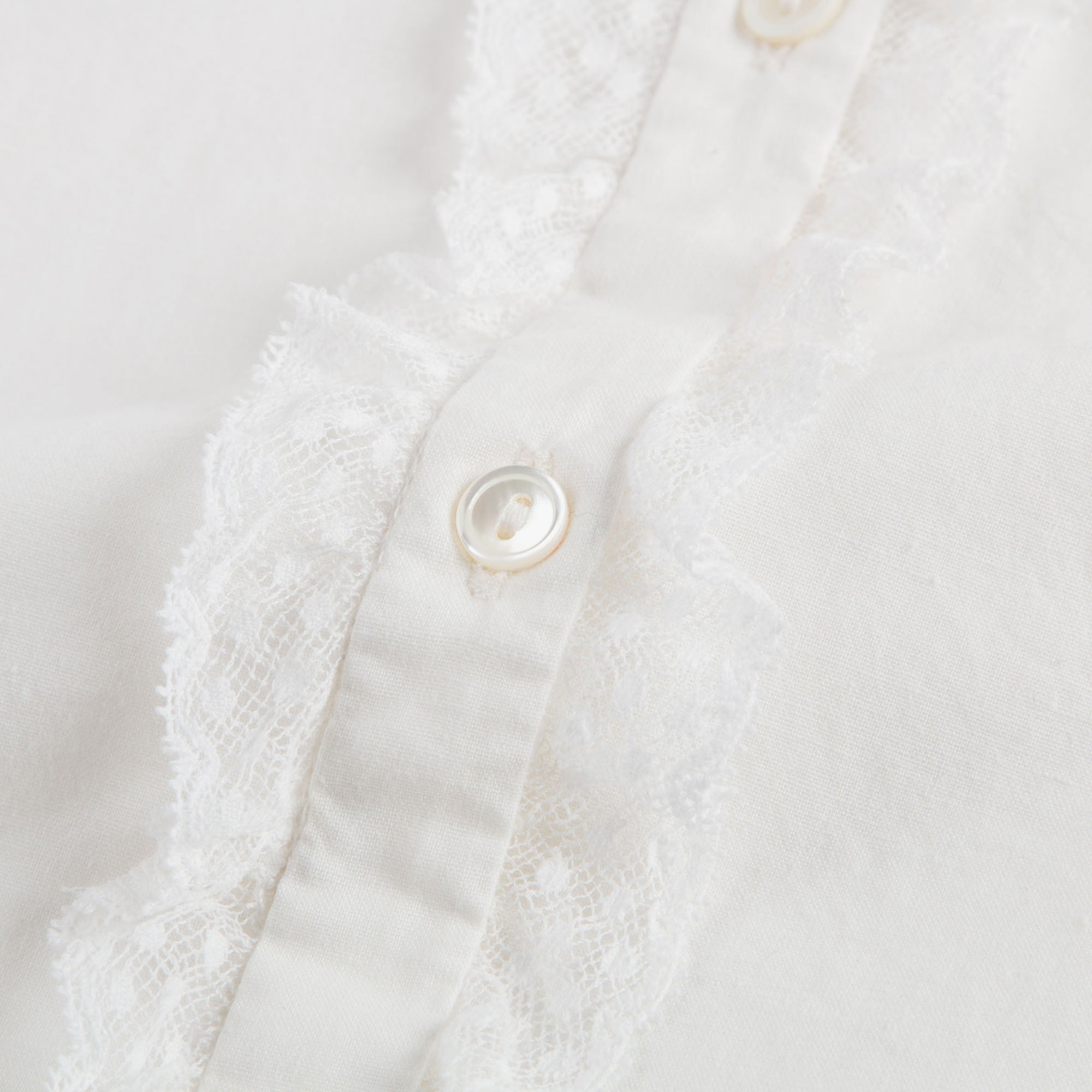 女大童白色蕾丝边衬衫