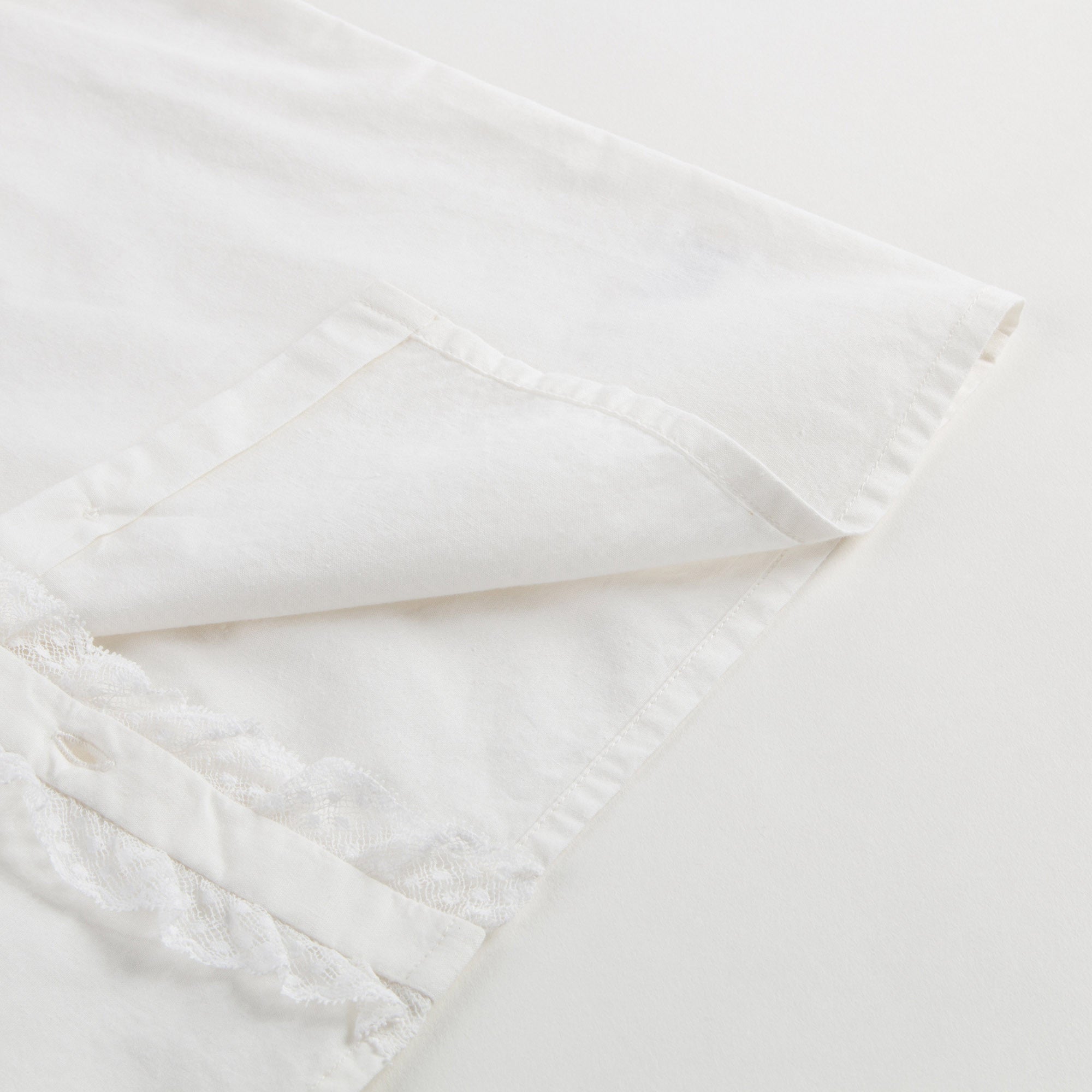 女大童白色蕾丝边衬衫